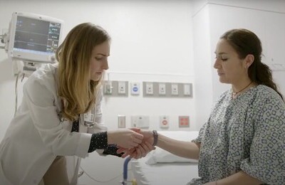 Кодирование Аквилонг в Озерах Врач держит пациентку за руку