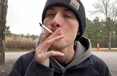 Лечение зависимости от табакокурения в Озерах Мужчина с сигаретой делает затяжку