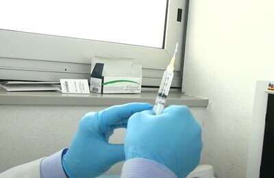 Проведение кодирования Вивитролом в Озерах Шприц с Вивитролом в руках у врача